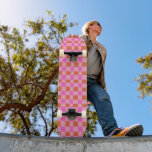 Skateboard Patrón de tablero de Naranja rosa retro estético<br><div class="desc">Trae vibraciones audaces a tu paseo con esta cubierta de patinaje sobre tablero rosa y naranja. Con una divertida paleta de colores retro y un diseño de verificación clásico, es perfecto para los patinadores a los que les encanta mezclar diversión y estilo. Ideal para el crucero diario o para exhibir...</div>