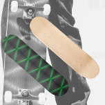 Skateboard Patrón de tecnología de alta tecnología verde bril<br><div class="desc">Las vibrantes X verde neón a través de un fondo negro le dan a este patinador una vibración de alta tecnología futurista en el ciberespacio. Esta imagen es fotografía original de JLW_PHOTOGRAPHY</div>