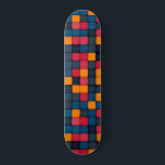 Skateboard Patrón de textura geométrica moderna y colorida<br><div class="desc">Este diseño moderno presenta un patrón de azulejos con patrones geométricos y abstractos coloridos.</div>