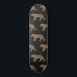 Skateboard Patrón de tigre de Purpurina negro de oro de moda<br><div class="desc">Este elegante diseño de moda es perfecto para la moderna y elegante moda. Presenta un purpurina de oro brillante impreso en falso y un patrón de tigre dibujado a mano en negro sobre un fondo negro. Es glamuroso, lujoso, único, moderno y fresco. ***NOTA DE DISEÑO IMPORTANTE: Para cualquier solicitud de...</div>