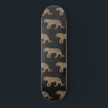 Skateboard Patrón de tigre de Purpurina negro de oro de moda<br><div class="desc">Este elegante diseño de moda es perfecto para la moderna y elegante moda. Presenta un purpurina de oro brillante impreso en falso y un patrón de tigre dibujado a mano en negro sobre un fondo negro. Es glamuroso, lujoso, único, moderno y fresco. ***NOTA DE DISEÑO IMPORTANTE: Para cualquier solicitud de...</div>