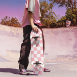Skateboard Patrón de verificador retro blanco giratorio<br><div class="desc">Otra patineta femenina de Jessica Amber. Este divertido skateboard presenta un diseño de tablero de ajedrez rosa y blanco pastel. El patrón tiene una distorsión ondulada que le da una sensación divertida y juvenil. Un gran regalo para tu hija adolescente. ・・・ Para obtener más equipo de 2000, visite mi tienda...</div>