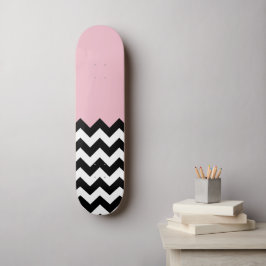 Skateboard Patrón de zigzag negro y blanco, chevron, rosa