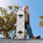 Skateboard Patrón Flamingo Tropical Rosa de Guay en blanco<br><div class="desc">Patrón Flamingo Tropical Rosa sobre fondo blanco.La impresión de pájaros Flamingo rosa es un gran regalo para un fiesta de verano tropical salvaje.</div>