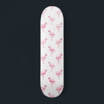 Skateboard Patrón Flamingo Tropical Rosa de Guay en blanco<br><div class="desc">Patrón Flamingo Tropical Rosa sobre fondo blanco.La impresión de pájaros Flamingo rosa es un gran regalo para un fiesta de verano tropical salvaje.</div>