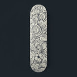 Skateboard Patrón floral blanco y negro moderno de Guay<br><div class="desc">Este diseño moderno presenta un diseño floral moderno y moderno,  moderno y fresco,  en blanco y negro.</div>