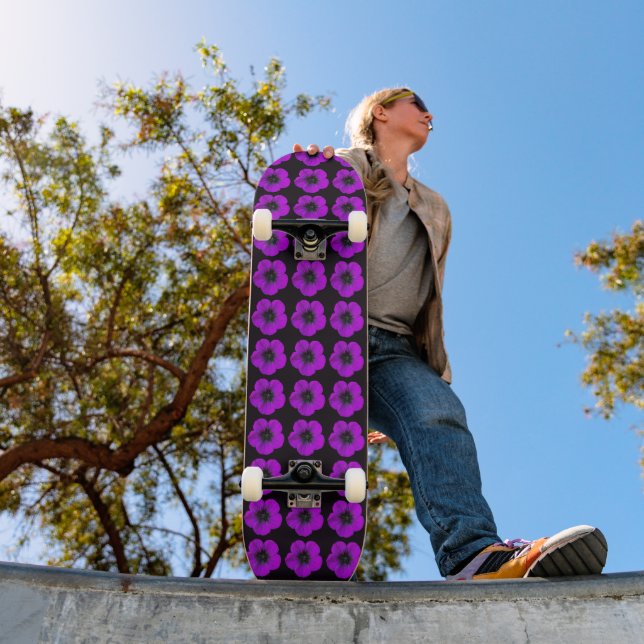 Skateboard Patrón floral morado de geranio en negro (Exterior 1)