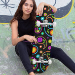 Skateboard Patrón floral Neon Paisley moderno<br><div class="desc">Este moderno diseño presenta un colorido patrón floral de neón paisley.</div>
