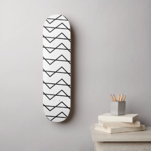 Skateboard Patrón geométrico de rayas Chevron en blanco y neg