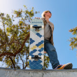 Skateboard Patrón geométrico moderno Nombre personalizado de<br><div class="desc">Modern Geometric Pattern Blue Gold Custom Name Skateboard incluye su nombre personalizado en la tipografía azul moderna sobre un fondo de patrón geométrico azul, dorado y blanco en naranja y azul. Personalice editando el texto en el cuadro de texto proporcionado. Dé un regalo hecho por el personalizado, patineta personalizada a...</div>