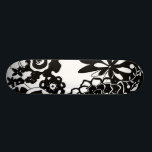 Skateboard Patrón gráfico de jardín floral blanco y negro<br><div class="desc">Un patrón gráfico que muestra una escena de jardín floral en blanco y negro,  creada por Chariklia Zarris. Incluso con sólo dos colores,  el cuadro es casi abrumador en su belleza. Dese el regalo de una exquisita exhibición floral comprando esta impresión hoy mismo!</div>