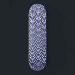 Skateboard Patrón japonés de ondas Seigaiha<br><div class="desc">Patinaje sobre el patrón de las olas de Seigaiha japonés. Seigaiha significa literalmente "mar azul y olas". Se utilizó para ilustrar los mares y océanos en los mapas. El agua y las olas también simbolizan poder y resistencia, elementos clave de la cultura japonesa. Elija el tipo de cubierta en el...</div>