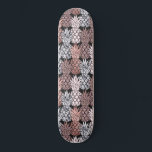 Skateboard Patrón moderno Rosa Purpurina oro piña rosa<br><div class="desc">Este elegante y moderno diseño combina elementos tropicales de verano con elementos modernos de moda. Cuenta con un purpurina brillante de oro rosa falso impreso, Relieve metalizado de oro rosa, mármol blanco y negro y un patrón de collage de piña rosa rubor. Es de diseño, de diseño, lujoso, glamuroso y...</div>