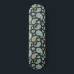 Skateboard Patrón negro verde azul<br><div class="desc">Un antiguo boho retro paisley patrón real azul verde y negro skateboard. Agradable y caprichoso.</div>