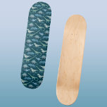 Skateboard Patrón oscuro de dinosaurios pequeños<br><div class="desc">Montones de dinosaurios azules,  Tyrannosaurus rex,  Spinosaurus,  Stegosaurus,  Diplodocuments y Triceratops sobre un fondo verde oscuro.</div>