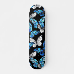 Skateboard Patrón oscuro sin foco con mariposas azules morfo