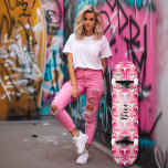 Skateboard Patrón retro de guijarros rosados<br><div class="desc">Prepárate para rodar con estilo con nuestro Skateboard de Patrón Rosa de Moda Retro! Este exclusivo patinador de alta calidad es una combinación perfecta de encanto vintage y estética femenina. ¡No es sólo un paseo, es una declaración de moda! Imprimido con un vibrante patrón rosado inspirado en diseños retro, este...</div>