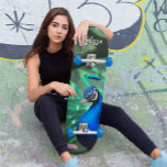 Skateboard Pavo Real En El Bosque<br><div class="desc">Esta obra de arte es una creación de IA, y los intrincados fractales se vuelven evidentes tras un examen más detallado. He incluido una vista detallada aquí para mostrar los patrones fractales. Aunque no ofrezco esta obra de arte como poster, pensé que sería una buena adición a una patineta. Actualmente,...</div>