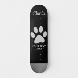 Skateboard Paw de perro plateado sobre fondo negro
