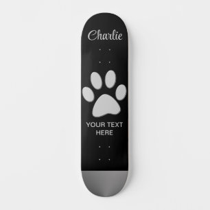 Skateboard Paw de perro plateado sobre fondo negro