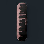 Skateboard Perforaciones de espuma de Purpurina de oro rosa n<br><div class="desc">Girly Guay Rosa Rosa Purpurina de oro Sparkle Drips Skateboard con detalles falsos de purpurina y su nombre personalizado en un fondo negro de moda. Fácil de personalizar y perfecto para su estética purpurina.</div>
