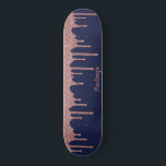 Skateboard Perforaciones de Purpurina de oro de Rosa azul de<br><div class="desc">Girly Guay Navy Blue y Pink Rose Gold Purpurina Sparkle Drips Skateboard con detalles falsos de purpurina y tu nombre personalizado en un fondo azul marino de moda. Fácil de personalizar y perfecto para su estética purpurina.</div>