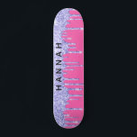 Skateboard Perforaciones moradas purpurinas Rosa caliente per<br><div class="desc">Patineta femenina personalizada con purpurina falso morado goteando sobre un fondo rosado caliente. Puede agregar su nombre en negrita a través del purpurina.</div>