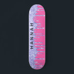 Skateboard Perforaciones moradas purpurinas Rosa caliente per<br><div class="desc">Patineta femenina personalizada con purpurina falso morado goteando sobre un fondo rosado caliente. Puede agregar su nombre en negrita a través del purpurina.</div>