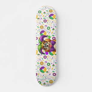 Skateboard Perro cachorro lindo Mardi Gras en gorra de bufón