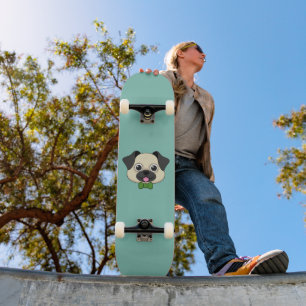 Skateboard Perro de pug feliz lindo con papillón