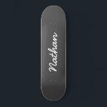 Skateboard Personalizable gris<br><div class="desc">Skateboard de Personalizable gris. Una patineta elegante,  negra y de moda. Personaliza con un nombre propio. Haz un regalo divertido para ti mismo o un regalo de cumpleaños para alguien que amas.</div>