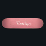 Skateboard Personalizable rosa fresa claro<br><div class="desc">Este diseño presenta texto blanco personalizable con un fondo rosa fresa claro.  Personalice con su nombre o cualquier otro texto de su elección.</div>