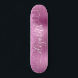 Skateboard personalizada con Purpurina rosado<br><div class="desc">Patineta personalizado de patinaje femenino con un purpurina de imitación rosada goteando sobre un fondo de Relieve metalizado metálico de imitación rosa. Personalice su nombre en un elegante guión en blanco y a la moda con cambios.</div>