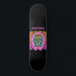 Skateboard personalizada de cráneo de azúcar<br><div class="desc">Un atrevido día cara temeroso de patineta muerta personalizada con cráneo de azúcar pintado en naranja,  turquesa y rosa caliente,  en un fondo de pizarra con un original tipo de letra.</div>