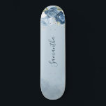 Skateboard Personalizado de escritura floral azul turbulenta<br><div class="desc">Patineta Dusty Blue Floral Greenery que puede personalizar haciendo clic en el botón "Personalizar". Presenta un elegante y moderno entorno natural de eucalipto, polvorientas flores azules y blancas, con escritura y diseño moderno.</div>