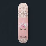 Skateboard personalizado de Unicorn Pin Damask<br><div class="desc">Un lindo unicornio sobre damasco rosa y dorado personalizado con tu nombre.</div>