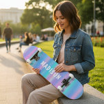 Skateboard Personalizado del azul rosado moderno irlandés<br><div class="desc">El irlandés Modern Girly Pink Blue Personalizado presenta un fondo iridiscente moderno y colorido de color rosa, morado y azul con su nombre personalizado. Personalice editando el texto en el cuadro de texto proporcionado. Diseñado por ©Evco Studio www.zazzle.com/store/evcostudio</div>