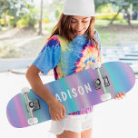 Skateboard Personalizado del azul rosado moderno irlandés<br><div class="desc">El irlandés Modern Girly Pink Blue Personalizado presenta un fondo iridiscente moderno y colorido de color rosa,  morado y azul con su nombre personalizado. Personalice editando el texto en el cuadro de texto proporcionado. Diseñado por ©Evco Studio www.zazzle.com/store/evcostudio</div>