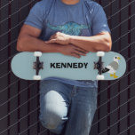 Skateboard Personalizado lindo gaviota azul claro personaliza<br><div class="desc">Esta patineta personalizada es perfecta para los amantes de las aves. Presenta un bonito ilustracion de estilo personalizado de una gaviota sobre un fondo azul claro,  y está listo para ser personalizado con un nombre en negrita con letras negras.</div>