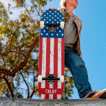 Skateboard Personalizado patriótico de bandera estadounidense<br><div class="desc">Muestra tu orgullo americano o da un regalo especial con este patinador de la bandera estadounidense en un desgastado diseño. Este diseño de skateboard de bandera de los estados unidos con estrellas y rayas en blanco y azul rojo es perfecto para el cuarto de julio de fiestas, fiesta del Día...</div>