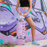 Skateboard Personalizado Purpurina arcoiris de Unicornio<br><div class="desc">Patineta femenina personalizada con colores de arco iris unicornio de purpurina falso goteando sobre un fondo rosado. Añadir un nombre en una tipografía púrpura.</div>