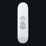 Skateboard Personalizado Tropical Sunset Beach Pineapple<br><div class="desc">Una playa con puesta de sol y la forma de una piña en el horizonte que muestra un océano tranquilo. CONSEJO - Acompáñelo con elementos coincidentes como la botella y refrigeradores de bebidas de esta colección. Agregue su nombre o nombre de invitado haciendo clic en el botón "Personalizar". También puede...</div>