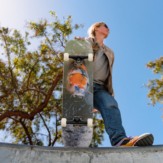 Skateboard Pescado de Koi en un estanque (Exterior 1)