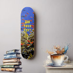Skateboard Pescado tropical en el océano Coral Arrecife Azul<br><div class="desc">Un océano azul vivo con escuela de pescado en tu patineta. Disfrute patinando en este hermoso tablero que lleva toda la vida marina a su puerta. El ilustracion cuenta con peces naranjas, arrecifes de coral y aguas tropicales. "Agrega tu texto" al personalizar del patineta o puedes quitarlo para eliminarlo sin...</div>