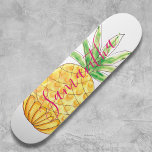 Skateboard Piña personalizada<br><div class="desc">Esta patineta femenina está decorada con una piña pintada a mano en tonos amarillos y verdes con tipografía rosa. Fácilmente personalizable con nuestro nombre. Porque creamos nuestra propia obra de arte no encontrarás esta imagen exacta de otros diseñadores. Acuarela original © Michele Davies.</div>