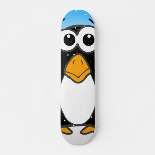 Skateboard Pingüino lindo en la nieve con el cielo azul