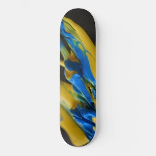 Skateboard pintura amarilla y azul en negro