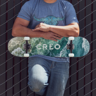 Skateboard Pintura de aceite de surf en el océano tropical