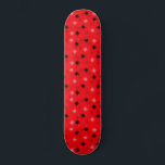 Skateboard Placa de esquí de Starburts Red Atómica<br><div class="desc">Esta tabla de patinaje atómico de Starbursts Red tiene toda la diversión moderna de mediados de siglo de la cocina de su abuela, menos el linóleo pegajoso. El diseño kitsch tiene un fondo rojo con especkles de oro y estribos colocados al azar en negro, con tonos rojos y rosas oscuros....</div>