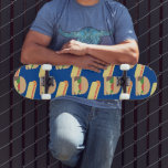Skateboard Placa de patinaje con el nombre del patrón del per<br><div class="desc">Skateboard con diseño de hamburguesas con Hotdogs Cambiar a cualquier color Fondo</div>